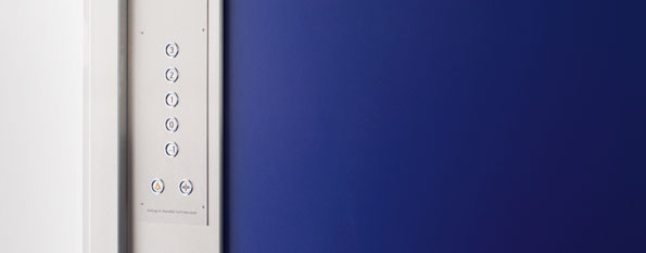 Tableau einer nachtblauen
Aufzugsanlage