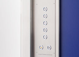 Tableau einer nachtblauen Aufzugsanlage